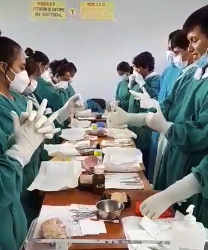 Práctica de estudiantes de enfermería técnica, suturacion.